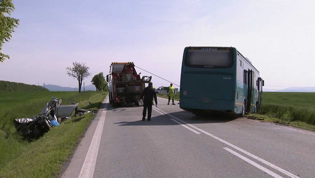 auto autobus zrážka