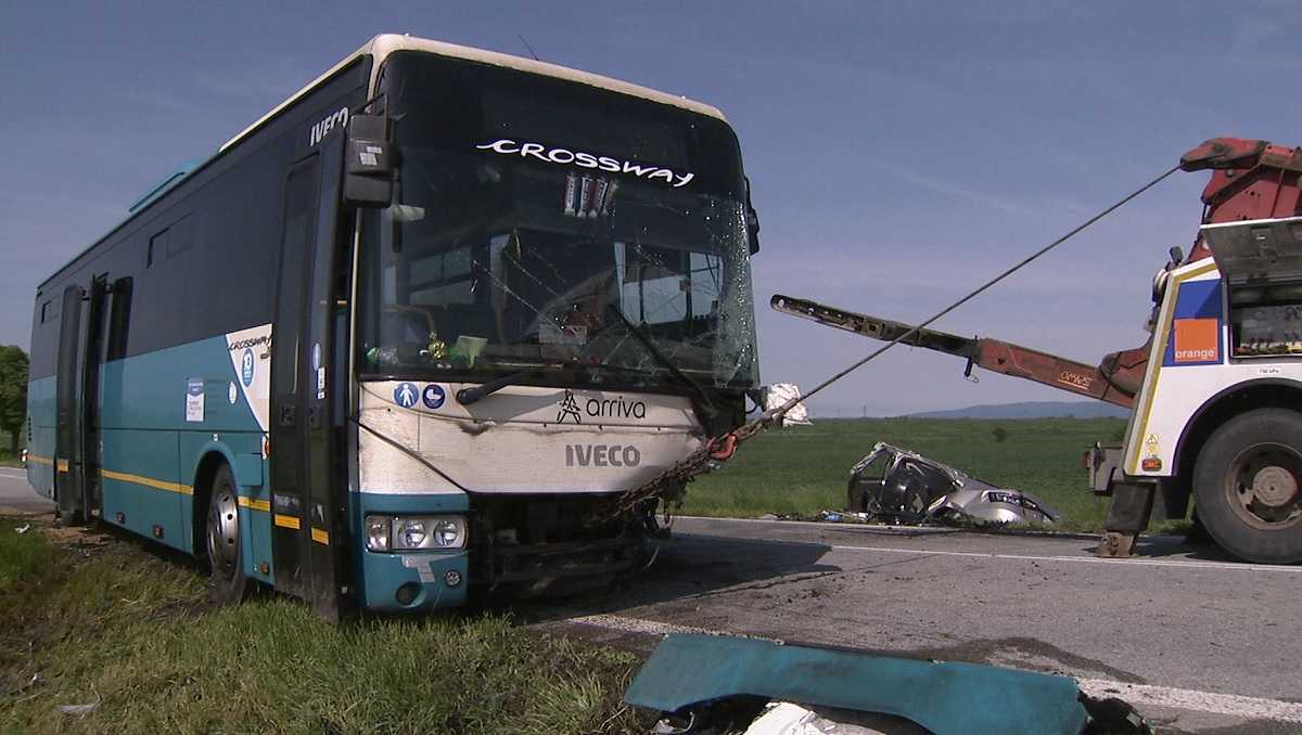 Zni&Atilde;&Acirc;en&Atilde;&Acirc;&frac12; autobus od&Atilde;&Acirc;&yen;ahuj&Atilde;&Acirc;&ordm; z miesta nehody.