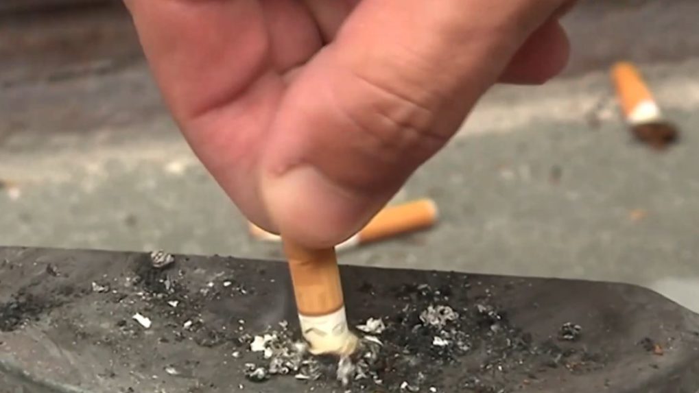 Z cigaretových ohorkov sa dá vyrobiť asfalt, samosprávy tento projekt nevyužívajú