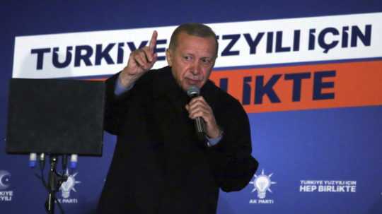 Turecký prezident a prezidentský kandidát Recep Tayyip Erdogan sa prihovára k svojom sympatizantom vo volebnej centrále v Ankare.