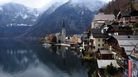 Rakúska dedinka Hallstatt a priľahlé jazero.