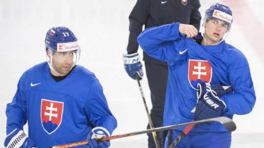 Slovenskí hokejisti Andrej Kudrna (vľavo) a Šimon Nemec (vpravo) počas tréningu.