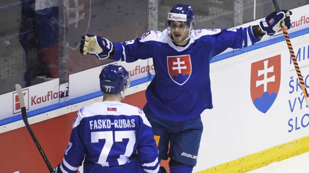 Na snímke vpravo slovenský útočník Viliam Čacho oslavuje svoj gól v prípravom zápase Slovensko - Nemecko v Košiciach.