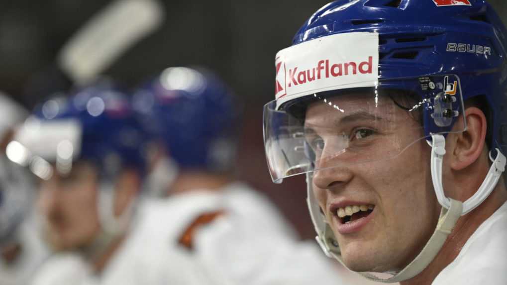 Samuel Kňažko na striedačke počas zrazu slovenskej hokejovej reprezentácie v Trenčíne.