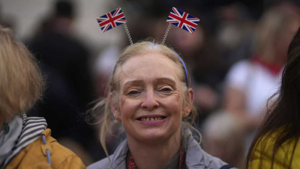 Žena čaká na slávnostnú korunováciu britského kráľa Karola III.