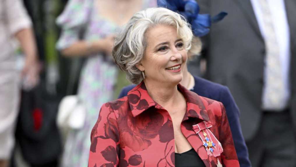 Herečka Emma Thompsonová prichádza na slávnostnú korunováciu.
