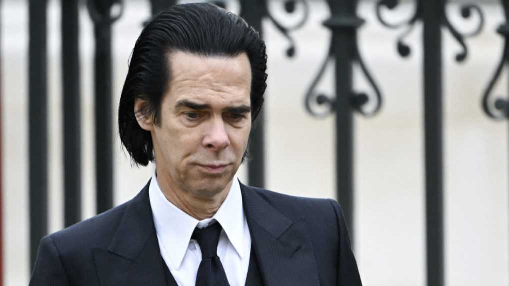 Austrálsky spevák a skladateľ Nick Cave kráča neďaleko Westminsterského opátstva v deň slávnostnej korunovácie britského kráľa.