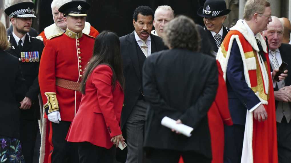 Lionel Richie prichádza na slávnostnú korunováciu britského kráľa Karola III. a Kamily.