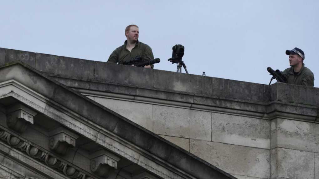 Ostreľovači strážia na streche Buckinghamského paláca v deň korunovácie britského kráľa Karola III. a Kamily,