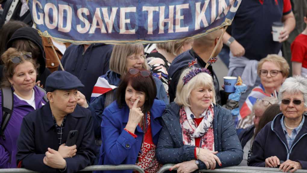 Ľudia čakajú na sprievod britského kráľa Karola III. a Kamily na ich korunovačný obrad z Buckinghamského paláca do Westminsterského opátstva.