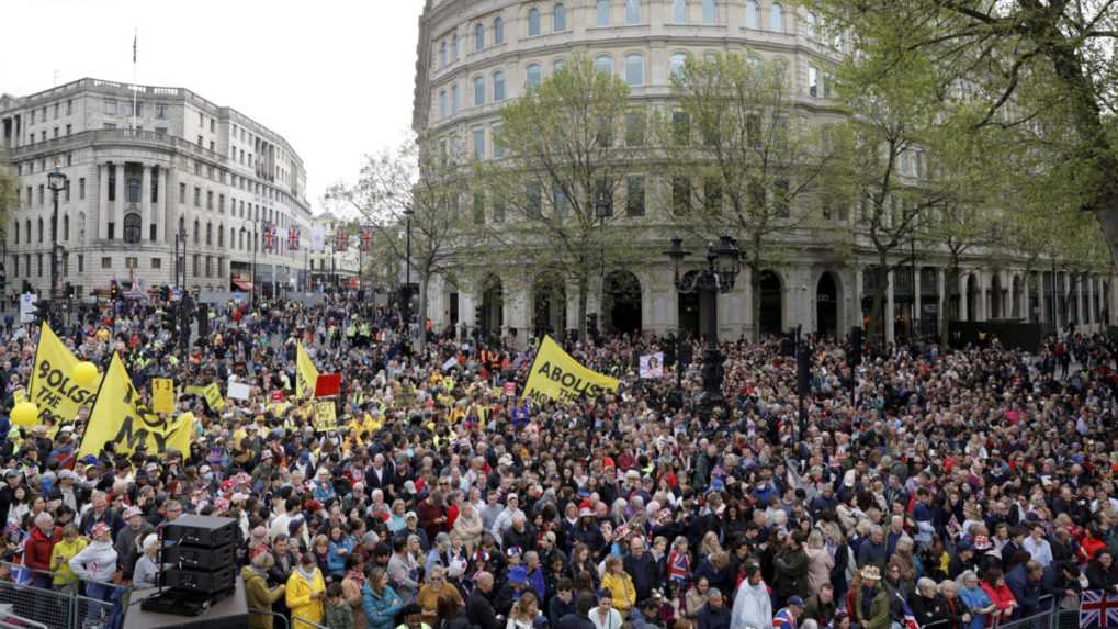 Sympatizanti a protestujúci proti monarchii sa zhromažďujú v deň korunovácie britského kráľa Karola III. a Kamily.