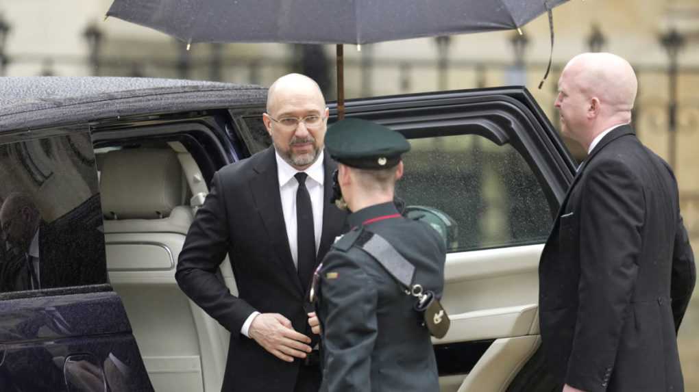 Slávnostnej korunovácie sa účastní aj ukrajinský premiér Denys Šmyhaľ.