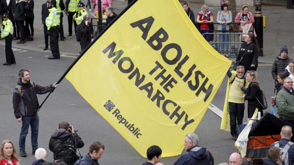 Protestujúci proti monarchii demonštrujú v deň korunovácie britského kráľa Karola III. a Kamily.