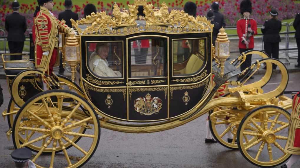 Britský kráľ Karol III. a jeho manželka Kamila sedia v diamantovom koči.
