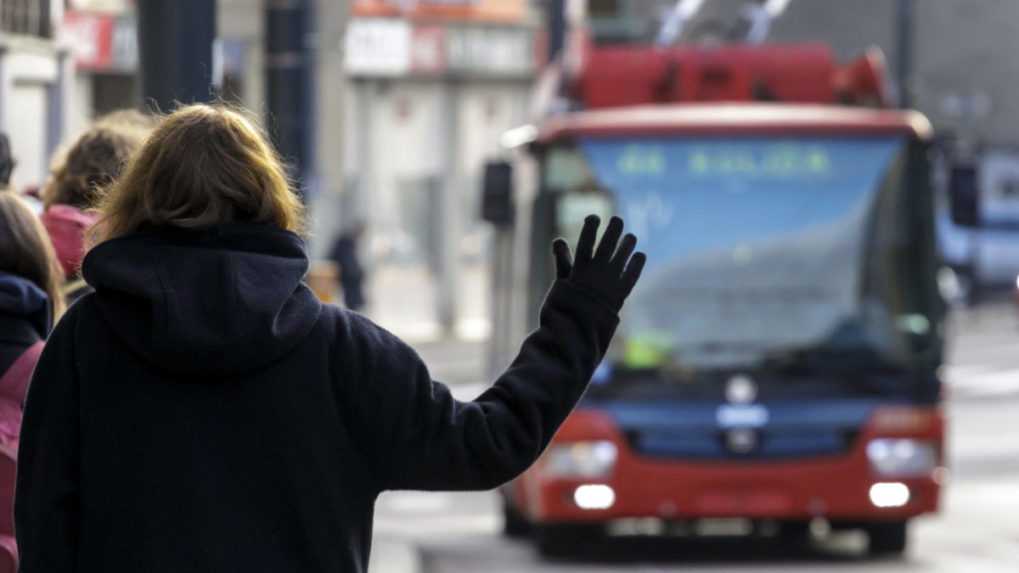 Násilné incidenty v MHD sú zriedkavé, eliminovať ich majú bezpečnostné kamery. Tie sú na zastávkach, v električkách či autobusoch