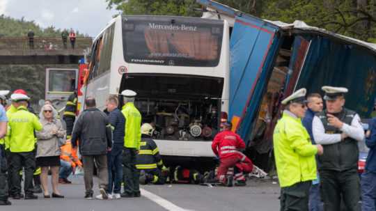 Zrážka kamióna s autobusom.