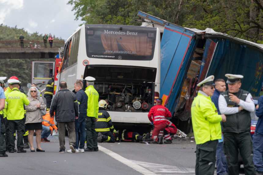 Do nemocnice v Miškovci previezli 13 zranených z nehody autobusu na diaľnici D2