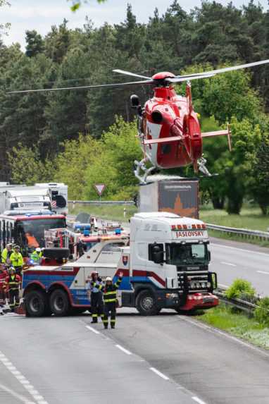 Po tragickej zrážke autobusu s kamiónom ostáva osem ľudí v kritickom stave. Hlásia aj jednu obeť