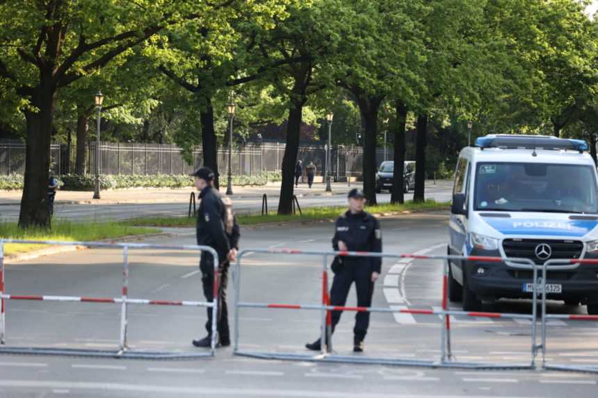 Na snímke ulica je uzavretá kvôli návšteve ukrajinského prezidenta Volodymyra Zelenského 14. mája 2023 v Berlíne.