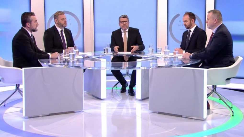 Zľava podpredseda strany Smer-SD Ľuboš Blaha, poslanec NR SR Juraj Krúpa (SaS), moderátor Marek Makara a predseda poslaneckého klubu hnutia OĽANO Michal Šipoš a dosluhujúci minister práce Milan Krajniak (Sme rodina).