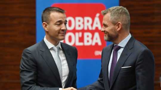 Na snímke sprava predseda strany Hlas-SD Peter Pellegrini a predseda strany Dobrá voľba Tomáš Drucker počas Snemu strany Dobrá voľba o spolupráci s Hlasom-SD.