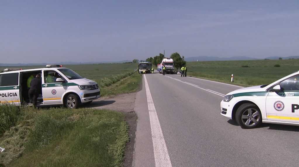 Polícia dokumentuje miesto nehody.