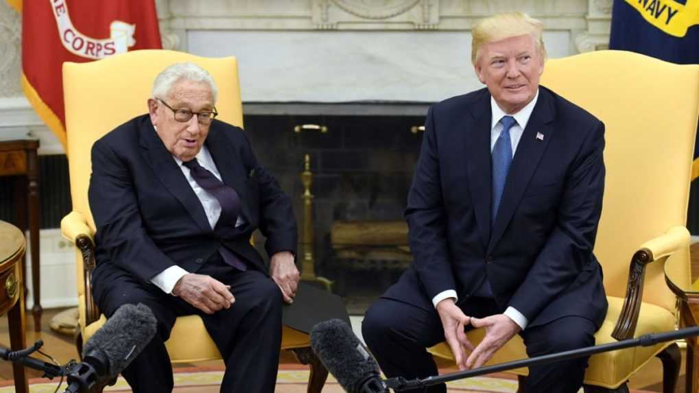 Zľava b&yacute;val&yacute; americk&yacute; minister zahraničn&yacute;ch vec&iacute; Henry Kissinger a b&yacute;val&yacute; prezident USA Donald Trump.