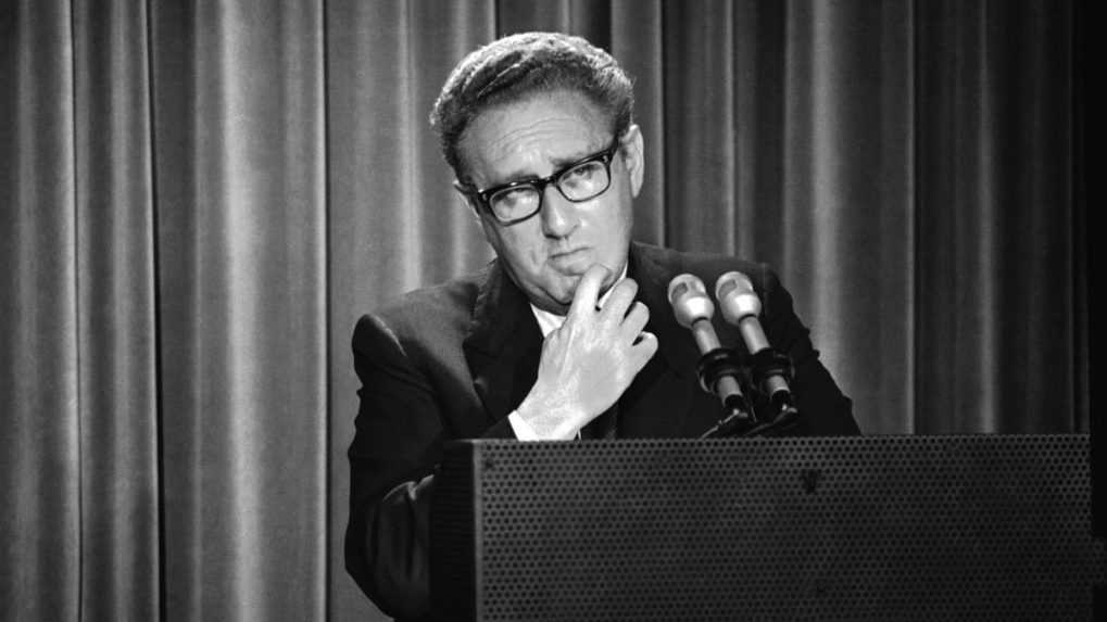 Na arch&iacute;vnej sn&iacute;mke z roku 1973 Henry Kissinger, poradca prezidenta Nixona pre zahraničn&eacute; z&aacute;ležitosti.
