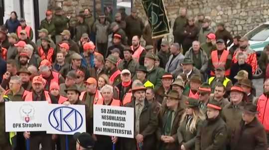 Protestujúci sa zišli pred budovou národnej rady.