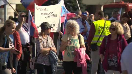 Protestujúci dav pre prezidentským palácom.