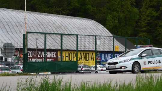 Na snímke je exteriér ranču, pred ktorým stoja policajné autá.