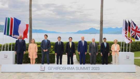 Zľava: predseda Európskej rady Charles Michel, talianska premiérka Giorgia Meloniová, kanadský premiér Justin Trudeau, francúzsky prezident Emmanuel Macron, japonský premiér Fumio Kishida, americký prezident Joe Biden, nemecký kancelár Olaf Scholz, britský premiér Rishi Sunak a Predsedníčka Európskej komisie Ursula von der Leyenová.