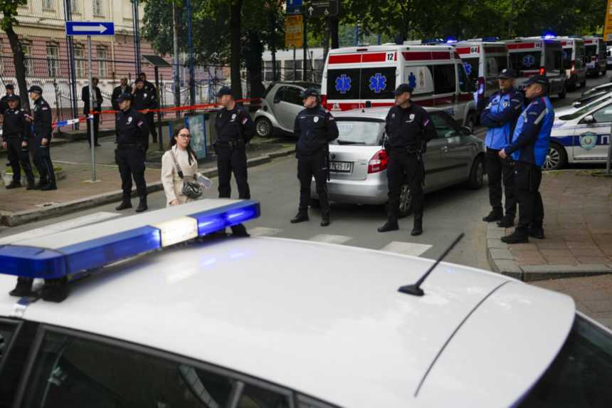 Policajti a záchranári na mieste streľby.