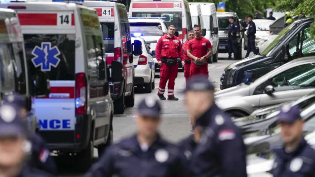 Záchranári a policajti na mieste streľby v škole v Belehrade.