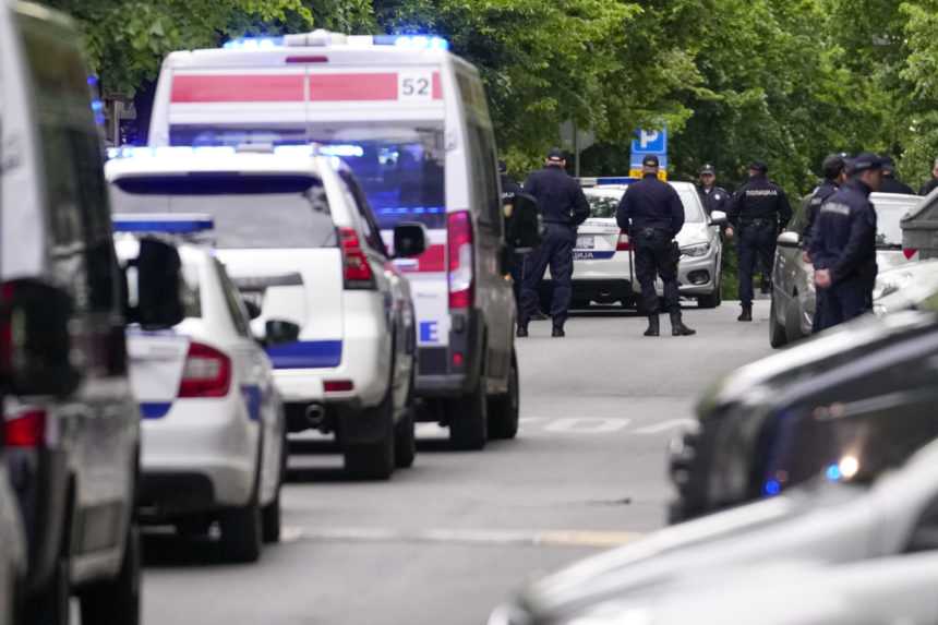 Polícia uzavrela ulice v okolí základnej školy.