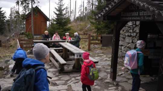 Na snímke sú turisti pri Rainerovej útulni.