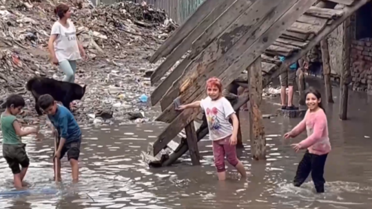 Na snímke deti vo vode pred chatrčami v osade v obci Rudňany.