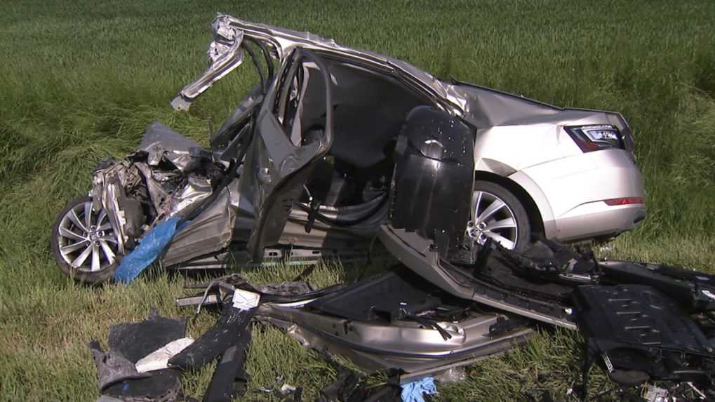 Zničen&eacute; osobn&eacute; vozidlo po čelnej zr&aacute;žke s autobusom.