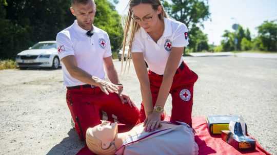 Dobrovoľníci Červeného kríža Michal Suško a Michalea Sušková.