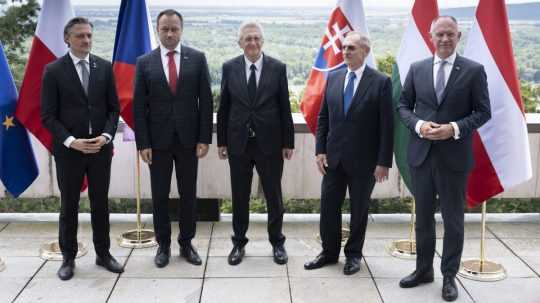 Zľava štátny tajomník Poľska Bartosz Grodecki, štátny tajomník Česka Lukáš Hendrych, slovenský minister vnútra Ivan Šimko, minister vnútra Maďarska Sándor Pintér a spolkový minister vnútra Rakúska Gerhard Karner.