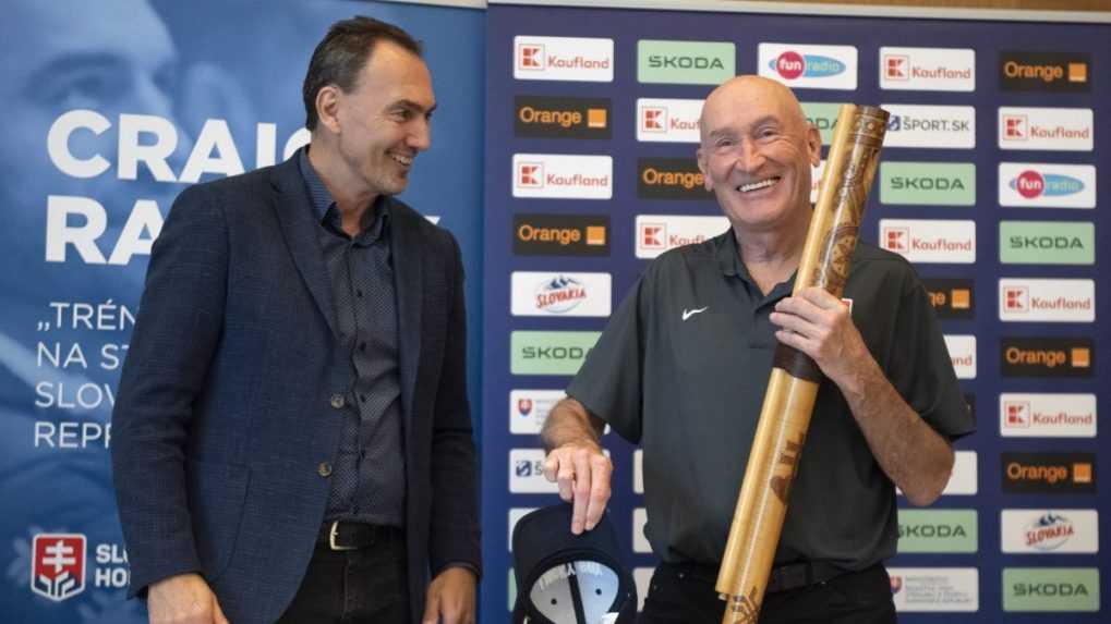 Craig Ramsay s darčekom od Miroslava Šatana