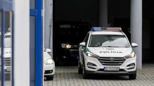 Na snímke policajné auto.