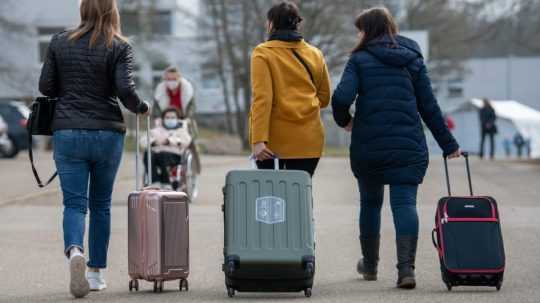 Na archívnej snímke tri Ukrajinky s kuframi.