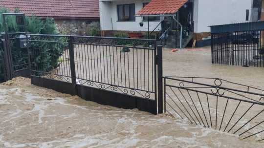 Vybrežený potok v obci Beluj.