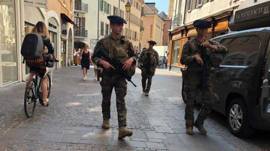 Vojaci hliadkujú po útoku nožom vo francúzskom meste Annecy.