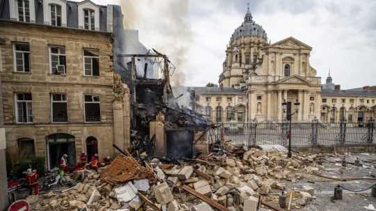 Miestni hasiči zasahujú po výbuchu v Paríži.