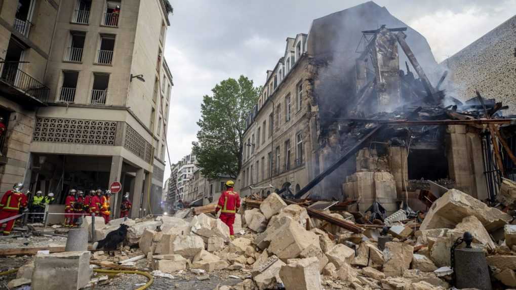 Výbuch spôsobil, že viacposchodová budova na ulici Rue Saint-Jacques v piatom obvode Paríža sa čiastočne zrútila.
