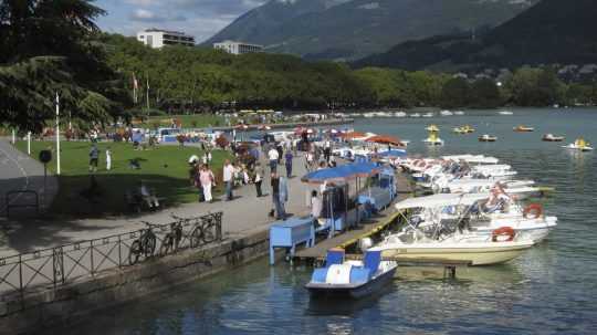 Na archívnej snímke z 10. septembra 2010 pohľad na mesto Annecy vo francúzskych Alpách.