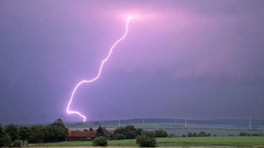 Na snímke je blesk počas búrky.