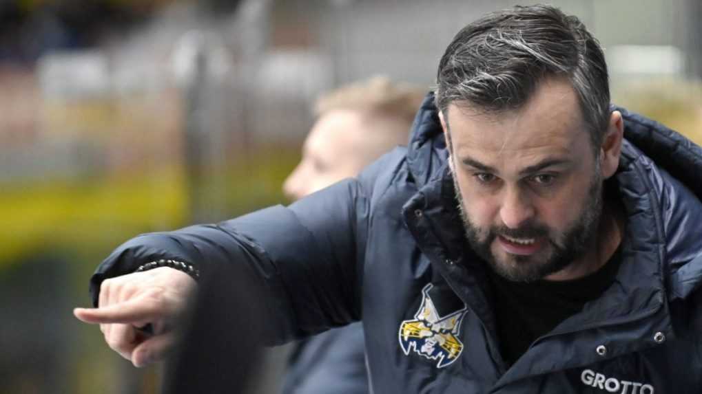 Vlastimil Wojnar rozd&aacute;va pokyny na lavičke Spi&scaron;iakov.